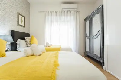 Cama o camas de una habitación en Bright stylish 2BD 2BTH - Seville center