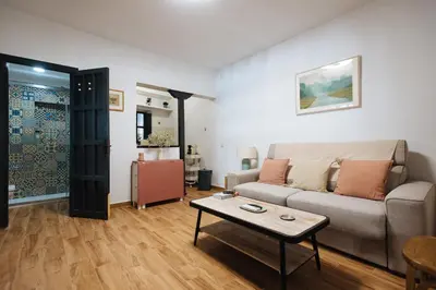 Zona de estar de Aitana's Retreat with charming garden