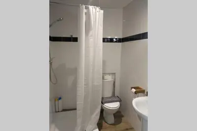 Un baño de Apartamento Centro Encarnación 1º D