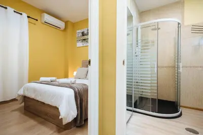 Cama o camas de una habitación en Cozy and well located apartment in the center of Seville