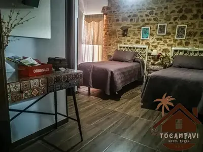 Cama o camas de una habitación en HOTEL RURAL TOCAMPAVI