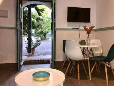 Una televisión o centro de entretenimiento en S27 Corral del Siglo XVI