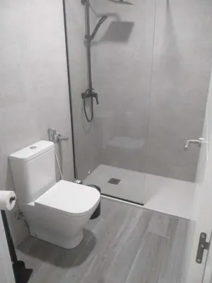 Un baño de GRUPO LIMCOTEl PERLA 2