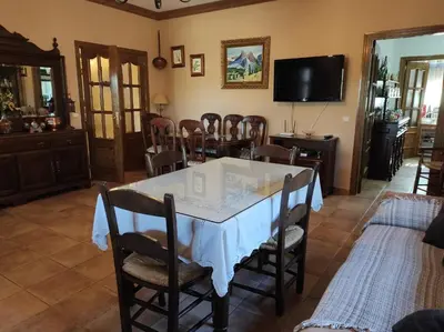 Una televisión o centro de entretenimiento en LOS ABUELOS