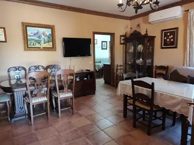 Una televisión o centro de entretenimiento en LOS ABUELOS