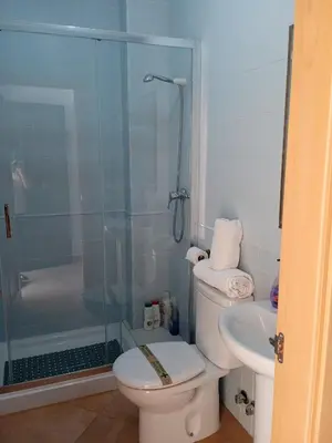 Un baño de Casa nueva en Urbanización la Biznaga