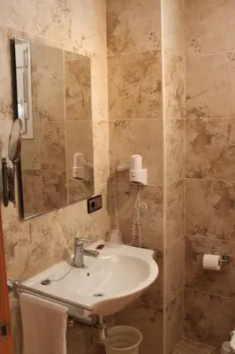 Un baño de Hotel Peña Escrita