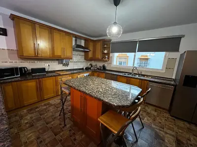 Una cocina o zona de cocina en Spacious Apartment with AC and central heating