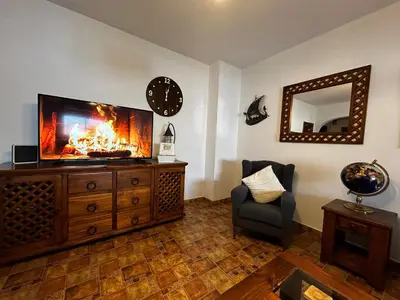 Una televisión o centro de entretenimiento en Spacious Apartment with AC and central heating