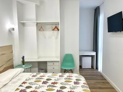 Una televisión o centro de entretenimiento en La Despensa de la Corredera Hostal