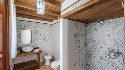 Un baño de Casa La Sombra de la Parra Antequera - La Higuera by Ruralidays