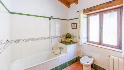 Un baño de Los Huertos Antequera - La Higuera by Ruralidays