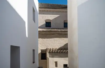 Edificio en el que se encuentra el hostal o pensión