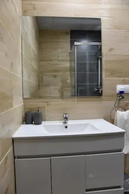 Un baño de SIERRA LAGO