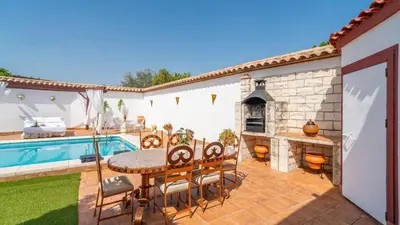 Piscina en o cerca de Cortijo Los Mellizos Penaflor by Ruralidays
