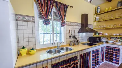Una cocina o zona de cocina en Casa La Choza de Mamuyo Montefrio by Ruralidays