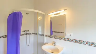 Un baño de Cortijo La Umbria Villanueva de Algaidas by Ruralidays