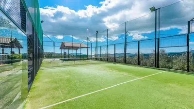 Instalaciones para jugar a tenis o squash en Cortijo Los Tulipanes Periana by Ruralidays o alrededores