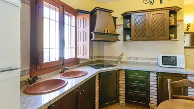 Una cocina o zona de cocina en Cortijo Los Tulipanes Periana by Ruralidays