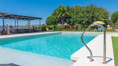 Piscina en o cerca de Cortijo Los Tulipanes Periana by Ruralidays