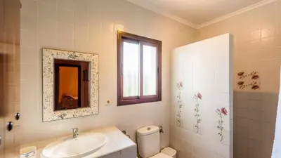 Un baño de Villa Las Dehesas Casabermeja by Ruralidays