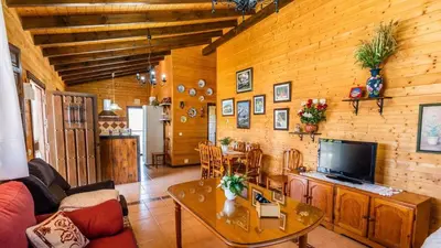 Una televisión o centro de entretenimiento en Casita de Madera Ardales by Ruralidays