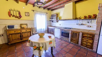 Una cocina o zona de cocina en Mansion Piedras Blancas Colmenar by Ruralidays
