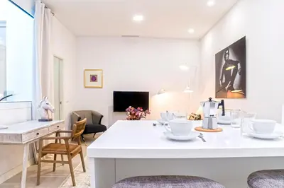 Una televisión o centro de entretenimiento en Genteel Home Feria