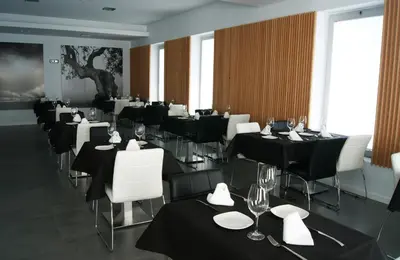 Un restaurante o sitio para comer en Hotel EH Piedra Y Luz