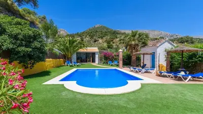 Piscina en o cerca de Casa Rural La teja (Caminito del Rey)
