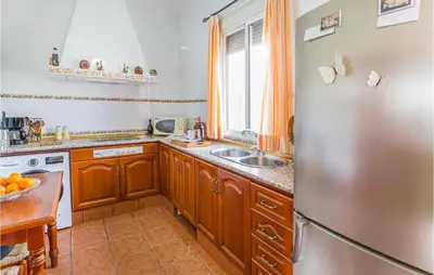 Una cocina o zona de cocina en Beautiful Home In Arahal With Wifi