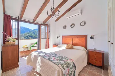Cama o camas de una habitación en Finca Alcaparaín con Piscina en Caminito del Rey-Carratraca