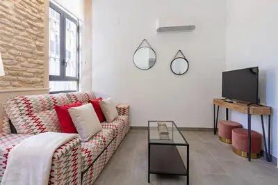 Una televisión o centro de entretenimiento en Nine O Clock San Agustin Suites