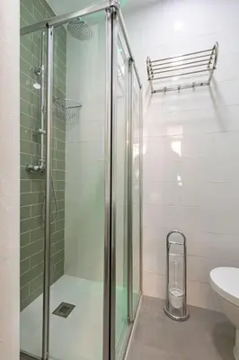 Un baño de Nine O Clock San Agustin
