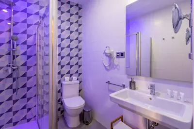 Un baño de Nine O Clock San Agustin