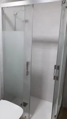 Un baño de Casa cueva La Tosca