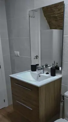 Un baño de Casa cueva La Tosca