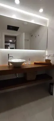 Un baño de GRUPO LIMCOTEL PERLAS dE LA AXERQUIA