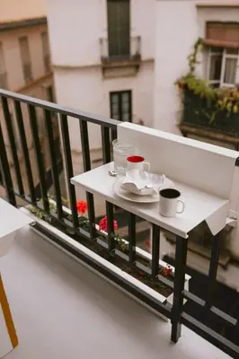 Un balcón o terraza de Bright apartment in the heart of La Alfalfa