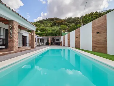 Piscina en o cerca de Cubo's Finca El Nogal de los Montes de Malaga