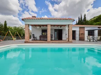 Piscina en o cerca de Cubo's Finca El Nogal de los Montes de Malaga