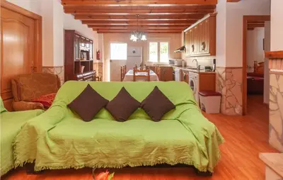 Una cocina o zona de cocina en 3 Bedroom Gorgeous Home In Montefrio