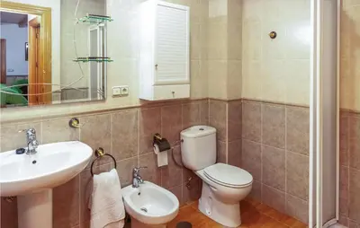 Un baño de 3 Bedroom Gorgeous Home In Montefrio