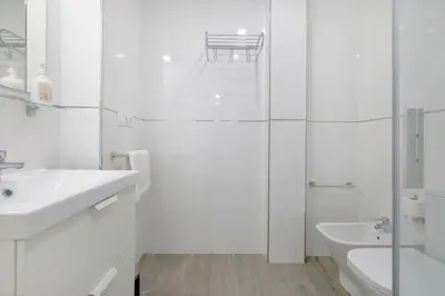 Un baño de Tejón y Marín, nuevo apartamento en casco antiguo