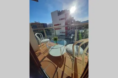 Un balcón o terraza de Piso céntrico con piscina,parking y jacuzzi