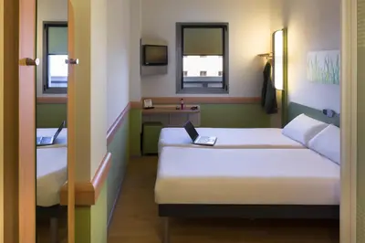 Cama o camas de una habitación en Ibis Budget Sevilla Aeropuerto