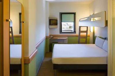 Cama o camas de una habitación en Ibis Budget Sevilla Aeropuerto