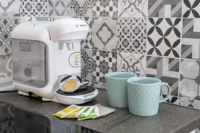 Utensilios para hacer té y café en Pablo Neruda Tourist Home