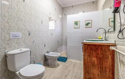 Un baño de Amazing Home In Casariche With Wifi