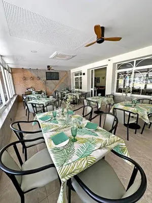 Un restaurante o sitio para comer en Hostal Restaurante el Cary